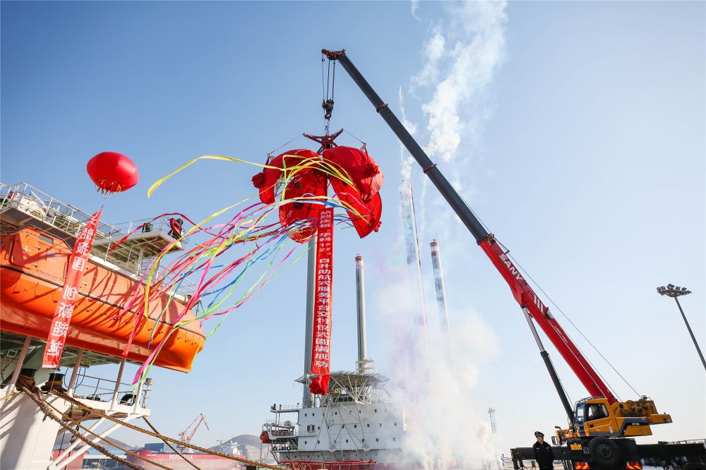 渤船重工建造的華科1號、2號自升助航式作業(yè)平臺命名交工