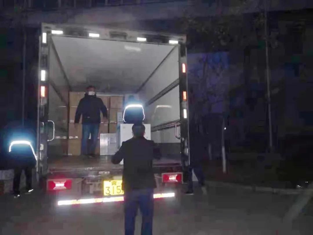 這樣深夜連續(xù)作業(yè)，已堅持了多日