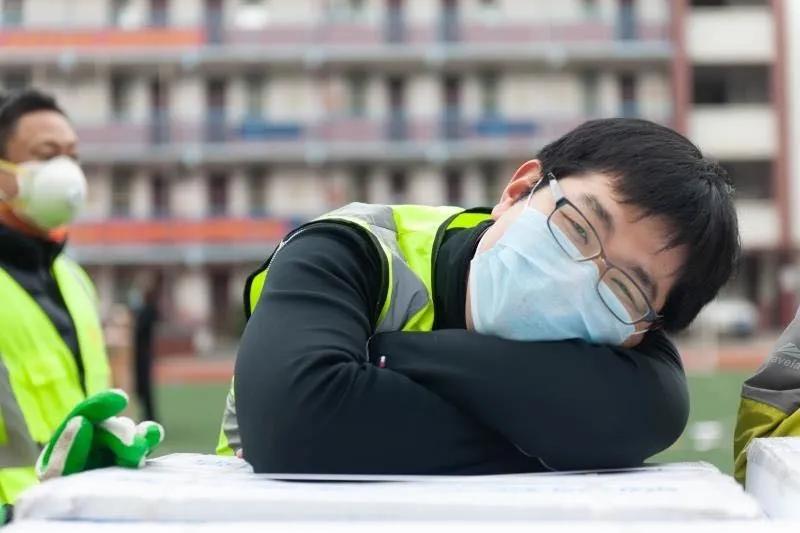 志愿者賈威：“累了，趴下歇會(huì)兒”
